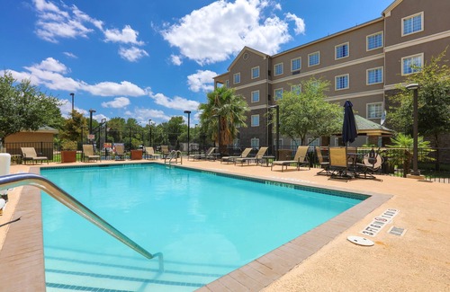 Montopolis Condo | Convenient Hotel Near Austin Airport with Free Breakfast & Pool