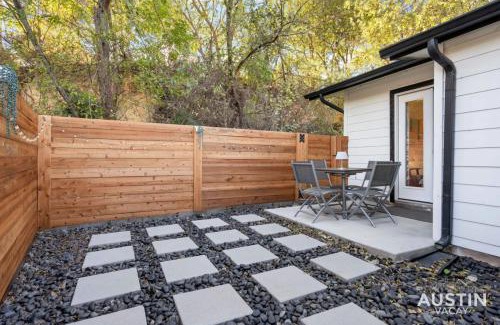 Barton Hills Apartment | Convenient Getaway Near Barton Springs with King Bedroom