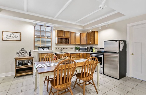 Douglas House | Prime Location Near Beaches, Shopping & Downtown Attractions