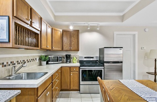 Douglas House | Prime Location Near Beaches, Shopping & Downtown Attractions