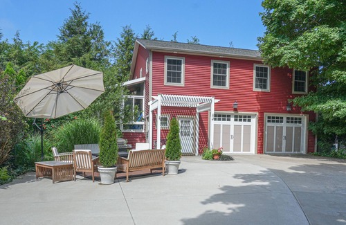 Douglas House | Prime Location Near Beaches, Shopping & Downtown Attractions