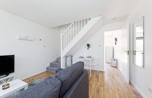 Greenhithe House | Tranquil Retreat Near Bluewater & Lakeside with Hot Tub