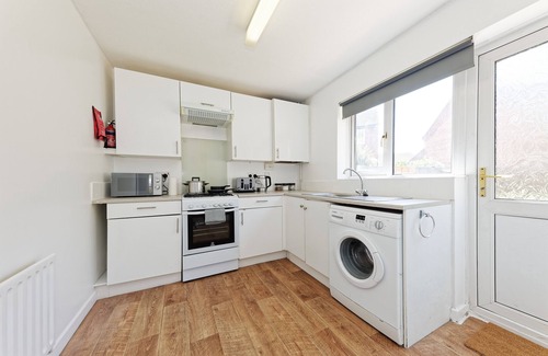 Greenhithe House | Tranquil Retreat Near Bluewater & Lakeside with Hot Tub