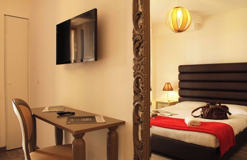 Eguilles Hotel | Close to Cannes and Grand Place! Free Parking & Onsite Pool