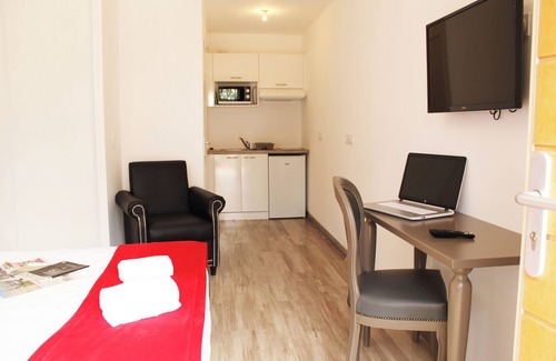 Eguilles Hotel | Close to Cannes and Grand Place! Free Parking & Onsite Pool