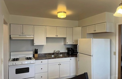 Springfield Apartment | Ideal Downtown Location with 2 Queen Beds & Family Amenities