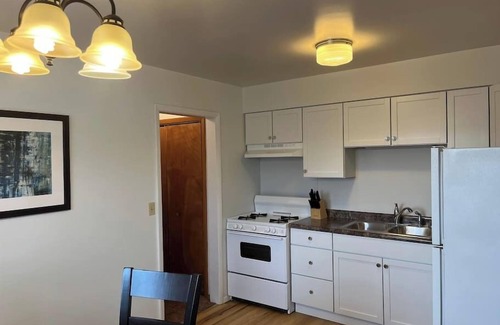 Springfield Apartment | Ideal Downtown Location with 2 Queen Beds & Family Amenities