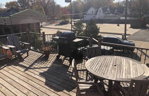 Springfield Apartment | Ideal Downtown Location with 2 Queen Beds & Family Amenities