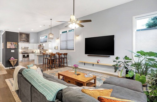 Indianapolis House | Prime Location: Downtown Hotel with Spa & Family Amenities