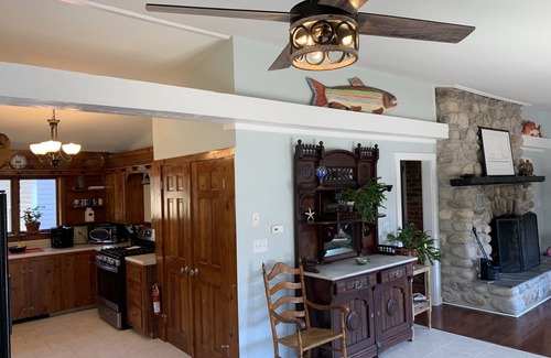 Spruce Head House | Ideal Getaway: Close to Attractions Yet Peaceful Retreat