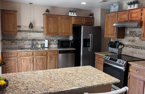 Euless House | Tranquil Retreat Close to Attractions & Pet-Friendly Amenities