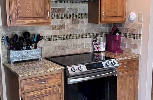 Euless House | Tranquil Retreat Close to Attractions & Pet-Friendly Amenities