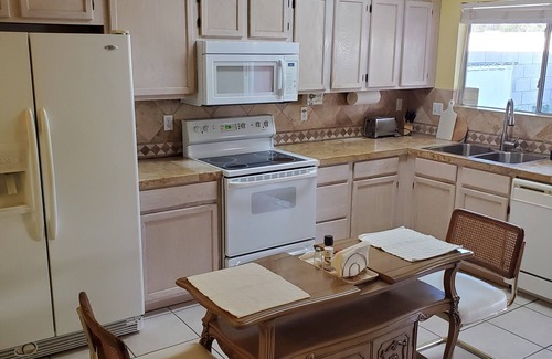Phoenix House | Convenient Hotel Near Glendale State Farm Stadium & Shops