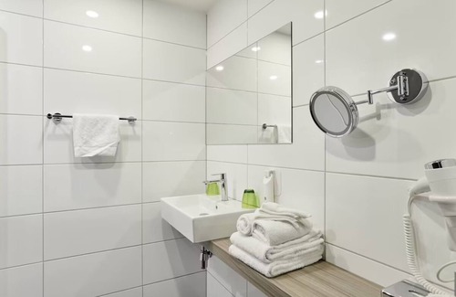 Zestienhoven Hotel | Close to Everything: Airport, Zoo, and City Attractions! Onsite Dining!
