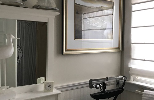 Off Broadway House | Convenient Retreat with Ocean Views and Private Bath