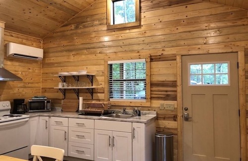 Broken Bow Cabin | Ideal Getaway Near State Park with Hot Tub & Spa Amenities