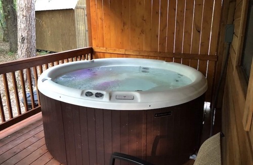 Broken Bow Cabin | Ideal Getaway Near State Park with Hot Tub & Spa Amenities