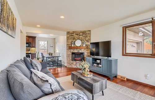 Lamar Heights Area House | Prime Location with Spa, Fireplace & Large Backyard Retreat