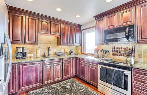 Lamar Heights Area House | Prime Location with Spa, Fireplace & Large Backyard Retreat