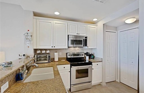 Fort Myers Condo | Ideal 3 BR Condo Steps from Gulf Beaches with Scenic Views