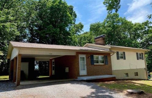 Hickory House | Perfect Retreat Near Hickory: 3BR, Free Cable & Breakfast