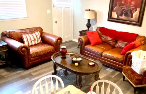 Hickory House | Perfect Retreat Near Hickory: 3BR, Free Cable & Breakfast