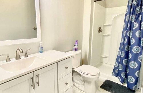 Hickory House | Perfect Retreat Near Hickory: 3BR, Free Cable & Breakfast