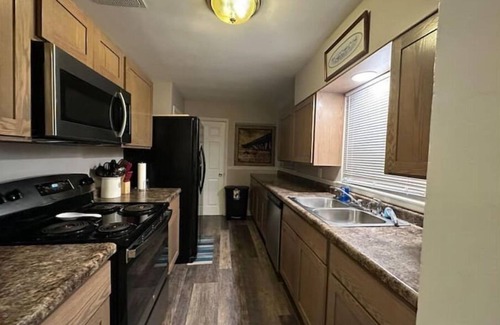 Columbia House | Convenient Stay Near Hospital & Downtown, Sleeps 10