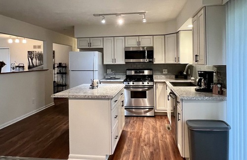 Three Oaks House | Close to Journeyman & 10 mins to Lake Michigan!