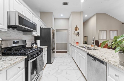 Round Rock House | Convenient Stay Near Kalahari with King Beds & Fast WiFi