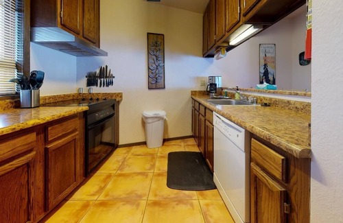 Angel Fire Condo | Ideal Ski Retreat: Fireplace, Pool & Scenic Views