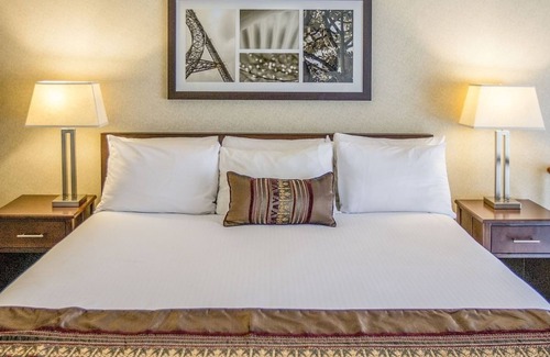 Wilburton House | Conveniently Located Hotel with Pool & Pet-Friendly Rooms