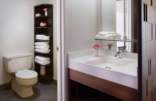 Wilburton House | Conveniently Located Hotel with Pool & Pet-Friendly Rooms