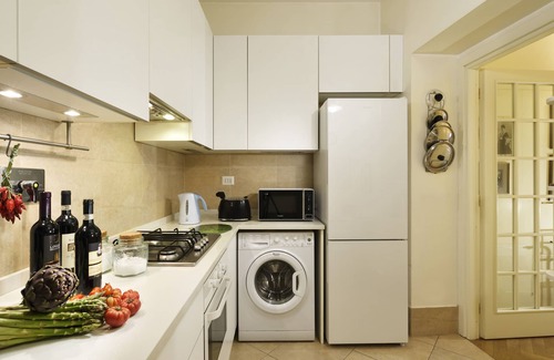 Rione VI Parione Apartment | Exceptional Base Near Navona Square with AC & WiFi