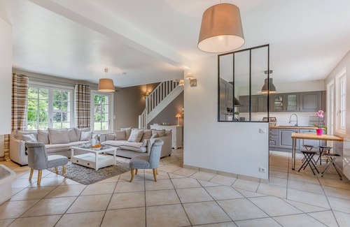 Rémy House | Reconnect Amidst Nature: Spa Retreat with Forest Views