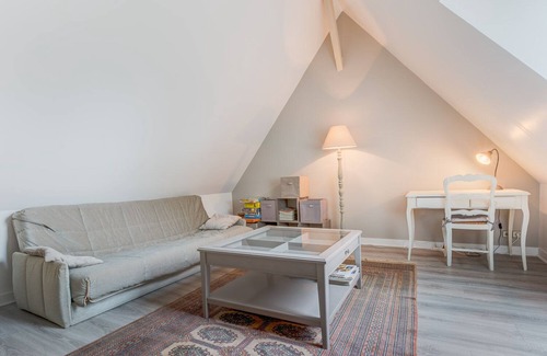 Rémy House | Reconnect Amidst Nature: Spa Retreat with Forest Views