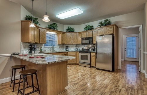 Pigeon Forge Cottage | Relaxing City Retreat Near Pigeon Forge with Hot Tub