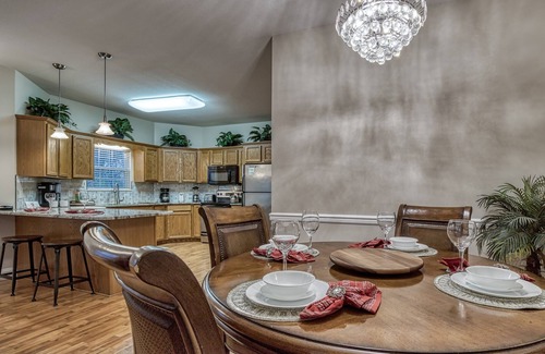 Pigeon Forge Cottage | Relaxing City Retreat Near Pigeon Forge with Hot Tub