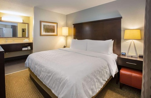 Florida Central Atlantic Coast Hotel | Convenient Suites Near SeaWorld Orlando with Pool & Kitchen