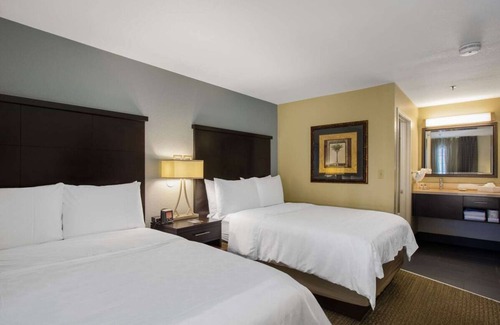 Florida Central Atlantic Coast Hotel | Convenient Suites Near SeaWorld Orlando with Pool & Kitchen