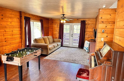 Auberry Cabin | Family-Friendly Getaway near Shaver Lake, Pets Welcome!