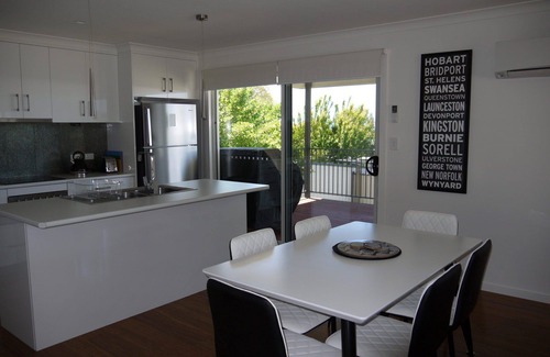 Bridport Villa | Convenient Location Near Shops & Restaurants, Rated 9.6/10