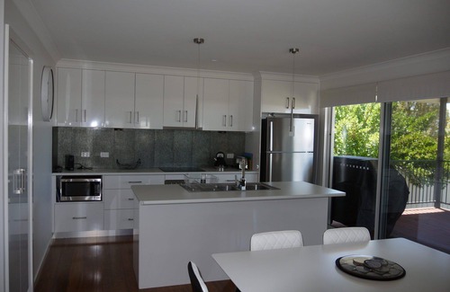 Bridport Villa | Convenient Location Near Shops & Restaurants, Rated 9.6/10