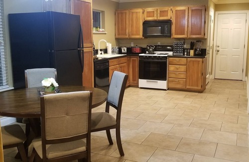 Paradise House | Private Retreat Near the Strip with Kitchen & WIFI
