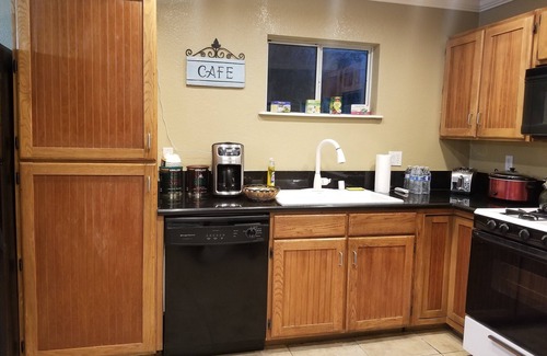 Paradise House | Private Retreat Near the Strip with Kitchen & WIFI