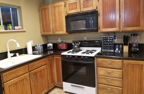 Paradise House | Private Retreat Near the Strip with Kitchen & WIFI