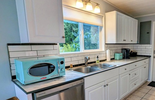 Clinton Cottage | Beachside Haven with Ocean Views and 9.8/10 Guest Rating