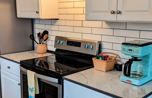 Clinton Cottage | Beachside Haven with Ocean Views and 9.8/10 Guest Rating