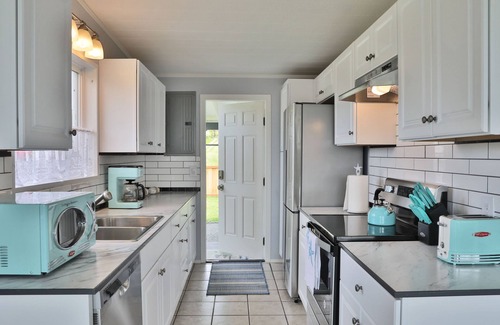 Clinton Cottage | Beachside Haven with Ocean Views and 9.8/10 Guest Rating