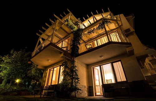 Sunny Beach Apartment | Beachside Retreat for Couples & Families with Pool Access